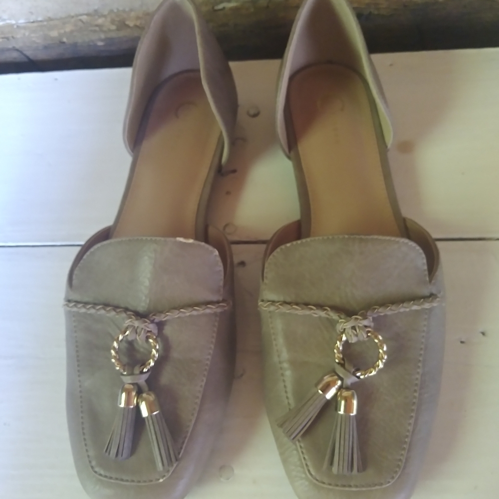 C'est. 1946 Beige Tasselled D'orsay Loafers Size 8